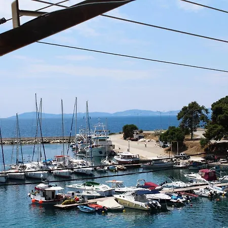 Glaros Blue 酒店 *