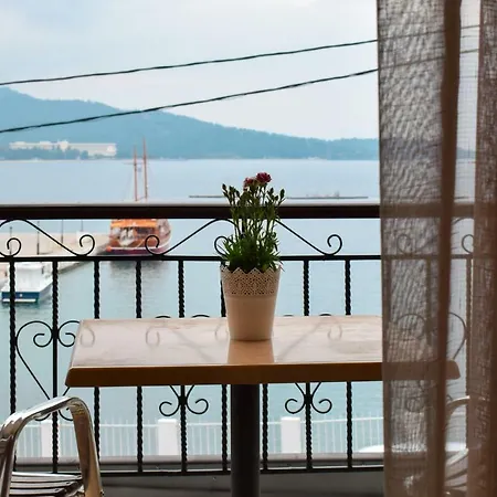 Glaros Blue 酒店 *